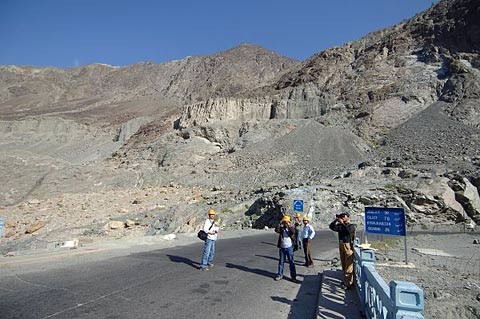 Các nhân viên kỹ thuật Trung Quốc và Pakistan đang khảo sát tình hình địa chất tại khu vực biên giới hai nước